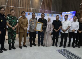 Kapolda Aceh, Irjen Pol. Ruddi Setiawan, secara khusus memberikan penghargaan yang diterima langsung oleh orang tua almarhum Pratu Galuh Nugraha usai pelaksanaan konferensi pers pengungkapan kasus narkotika di Aula Presisi Polda Aceh, Senin (10/8/2026).