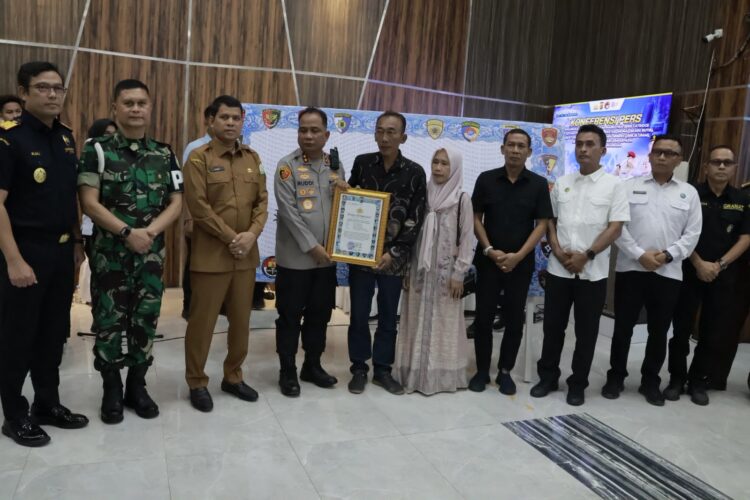 Kapolda Aceh Irjen Pol Ruddi Setiawan secara khusus memberikan penghargaan yang diterima langsung oleh orang tua almarhum Pratu Galuh Nugraha usai pelaksanaan konferensi pers pengungkapan kasus narkotika di Aula Presisi Polda Aceh Senin 1082026 KETIKKABARcom Kapolda Aceh Irjen Pol Ruddi Setiawan secara khusus memberikan penghargaan yang diterima langsung oleh orang tua almarhum Pratu Galuh Nugraha usai pelaksanaan konferensi pers pengungkapan kasus narkotika di Aula Presisi Polda Aceh Senin 1082026