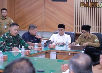 Bupati Aceh Besar H. Muharram Idris (Syech Muharram) mengikuti Rapat Persiapan Hari Damai Aceh ke-21 di Ruang Rapat Setda Aceh, Senin (10/8/2026). FOTO/ MC ACEH BESAR