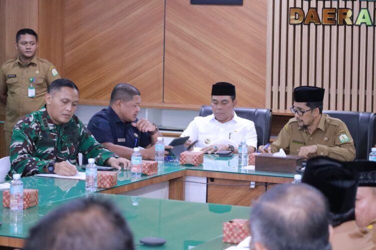 Bupati Aceh Besar H Muharram Idris Syech Muharram mengikuti Rapat Persiapan Hari Damai Aceh ke21 di Ruang Rapat Setda Aceh Senin 1082026 FOTO MC ACEH BESAR KETIKKABARcom Bupati Aceh Besar H Muharram Idris Syech Muharram mengikuti Rapat Persiapan Hari Damai Aceh ke 21 di Ruang Rapat Setda Aceh Senin 1082026 FOTO MC ACEH BESAR