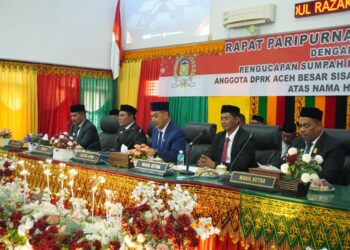 Bupati Aceh Besar H. Muharram Idris bersama Wakil Bupati Aceh Besar Drs. Syukri A. Jalil menghadiri Rapat Paripurna DPRK Aceh Besar dengan agenda Pengucapan Sumpah Pengganti Antar Waktu (PAW) Anggota DPRK Aceh Besar Sisa Masa Jabatan Tahun 2024–2029 atas nama H. Abdul Razak di Ruang Rapat Paripurna DPRK Aceh Besar, Senin (10/8/2026). FOTO/MC ACEH BESAR