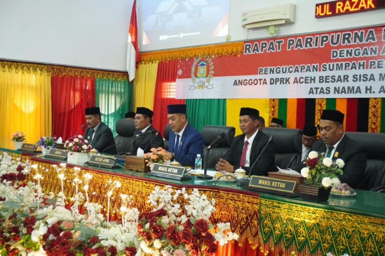 Bupati Aceh Besar H Muharram Idris bersama Wakil Bupati Aceh Besar Drs Syukri A Jalil menghadiri Rapat Paripurna DPRK Aceh Besar dengan agenda Pengucapan Sumpah Pengganti Antar Waktu PAW Anggota DPRK Aceh Besar Sisa Masa Jabatan Tahun 20242029 atas nama H Abdul Razak di Ruang Rapat Paripurna DPRK Aceh Besar Senin 1082026 FOTOMC ACEH BESAR KETIKKABARcom Bupati Aceh Besar H Muharram Idris bersama Wakil Bupati Aceh Besar Drs Syukri A Jalil menghadiri Rapat Paripurna DPRK Aceh Besar dengan agenda Pengucapan Sumpah Pengganti Antar Waktu PAW Anggota DPRK Aceh Besar Sisa Masa Jabatan Tahun 20242029 atas nama H Abdul Razak di Ruang Rapat Paripurna DPRK Aceh Besar Senin 1082026 FOTOMC ACEH BESAR