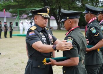 Kepala Staf Kodam (Kasdam) Iskandar Muda, Brigjen TNI Dwi Sasongko, S.E., M.H., mewakili Pangdam IM Mayor Jenderal TNI Joko Hadi Susilo, S.I.P., secara resmi menutup Pendidikan Pembentukan Bintara (Dikmaba) Infanteri TNI Angkatan Darat Gelombang II Tahun Anggaran 2026 di Rindam Iskandar Muda, Selasa (11/8/2026).