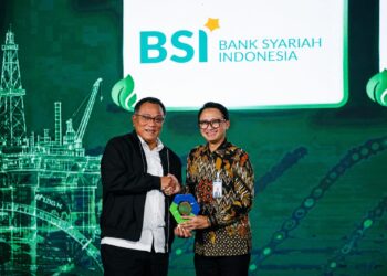 Menteri Lingkungan Hidup, Jumhur Hidayat, menyerahkan piagam penghargaan Anugerah ESG 2026, yang diterima oleh SVP ESG BSI, M. Syukron Habiby, di Jakarta, Selasa (11/8/2026).