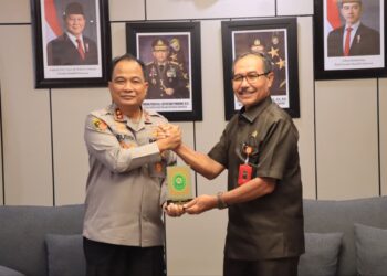 Kapolda Aceh, Irjen Pol. Ruddi Setiawan, menerima kunjungan kerja dan silaturahmi Ketua Pengadilan Tinggi (PT) Banda Aceh, Dr. Sutio Jumagi Akhirno, S.H., M.Hum., di ruang kerja Kapolda Aceh, Selasa (11/8/2026).