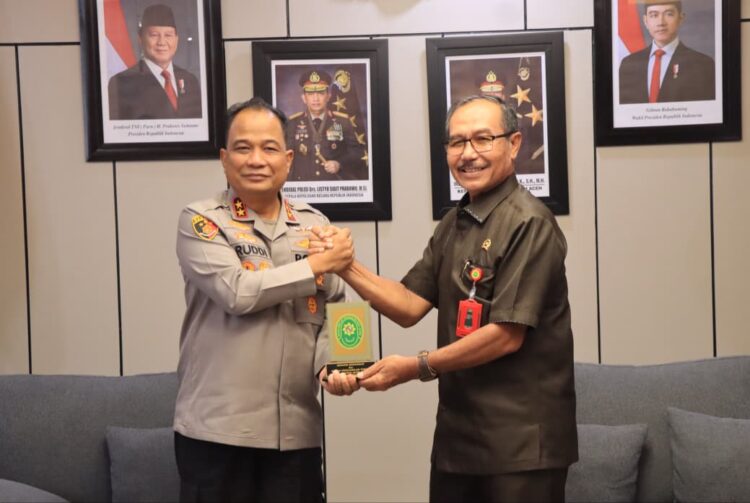 Kapolda Aceh Irjen Pol Ruddi Setiawan menerima kunjungan kerja dan silaturahmi Ketua Pengadilan Tinggi PT Banda Aceh Dr Sutio Jumagi Akhirno SH MHum di ruang kerja Kapolda Aceh Selasa 1182026