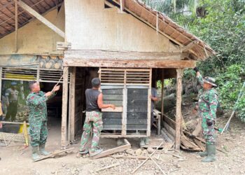 pembongkaran bangunan yang melibatkan personel Koramil 02/Kuta Makmur Kodim 0103/Aceh Utara, warga setempat, serta unsur Muspika Kecamatan Kuta Makmur pada Selasa, 11 Agustus 2026.
