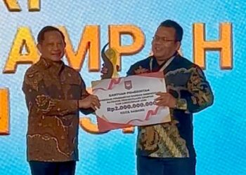 Wali Kota Sabang Terima Penghargaan Nasional Dalam Pengelolaan Sampah, Malam Apresiasi Pemerintah Daerah Berprestasi Tahun 2026 yang dihelat oleh Kementerian Dalam Negeri di Hotel Radisson Batam, Rabu (12/8/2026) malam.