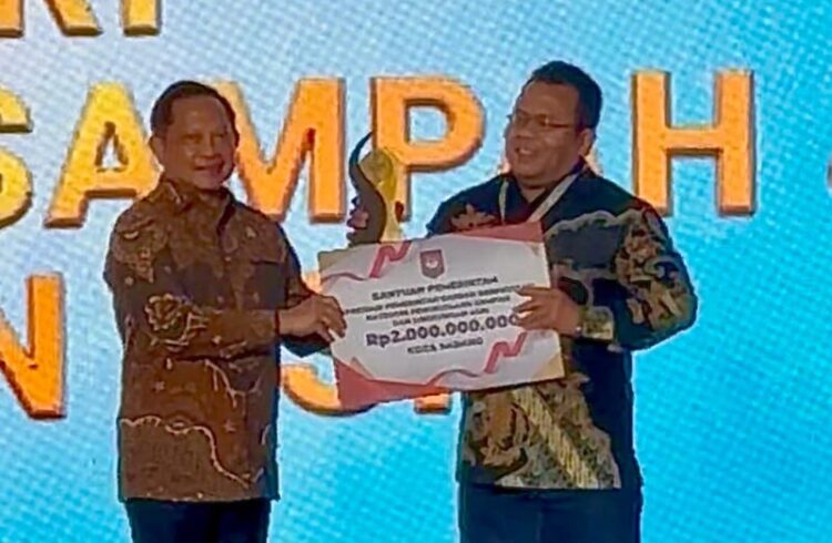 Wali Kota Sabang Terima Penghargaan Nasional Dalam Pengelolaan Sampah Malam Apresiasi Pemerintah Daerah Berprestasi Tahun 2026 yang dihelat oleh Kementerian Dalam Negeri di Hotel Radisson Batam Rabu 1282026 malam KETIKKABARcom Wali Kota Sabang Terima Penghargaan Nasional Dalam Pengelolaan Sampah Malam Apresiasi Pemerintah Daerah Berprestasi Tahun 2026 yang dihelat oleh Kementerian Dalam Negeri di Hotel Radisson Batam Rabu 1282026 malam