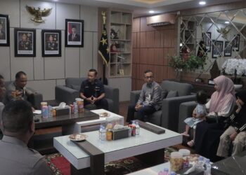 Kapolda Aceh, Irjen Pol. Ruddi Setiawan, S.I.K., S.H., M.H., menyerahkan hak jaminan kecelakaan kerja berupa santunan dari PT ASABRI kepada keluarga almarhum Bripka Kurniadi.