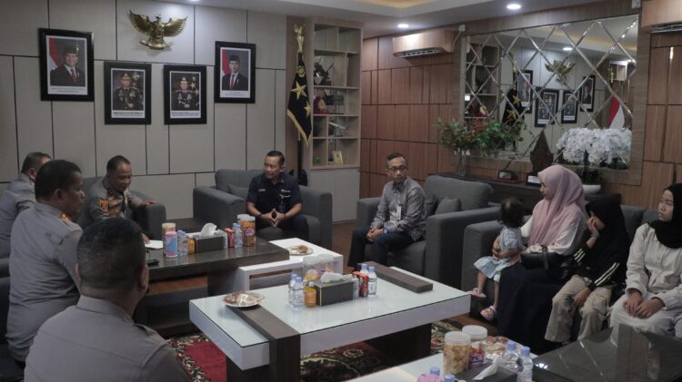 Kapolda Aceh Irjen Pol Ruddi Setiawan SIK SH MH menyerahkan hak jaminan kecelakaan kerja berupa santunan dari PT ASABRI kepada keluarga almarhum Bripka Kurniadi