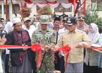 Panglima Komando Daerah Militer (Pangdam) Iskandar Muda, Mayor Jenderal TNI Joko Hadi Susilo, S.I.P., meresmikan Jembatan Perintis di Desa Kendawi, Kecamatan Dabun Gelang, Kabupaten Gayo Lues, pada Kamis (13/8/2026).
