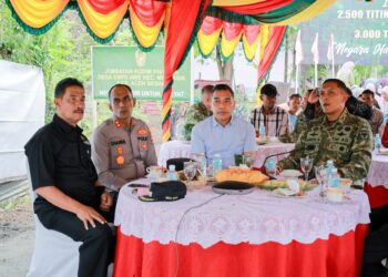 Wakil Bupati Aceh Besar, Drs. Syukri A Jalil, mengikuti Vidcon Launching 2.500 Jembatan Garuda dan 3.000 titik air bersih oleh Presiden Republik Indonesia, Prabowo Subianto, di Gampong Atong, Kecamatan Montasik, Kamis (13/8/2026). FOTO/ MC ACEH BESAR