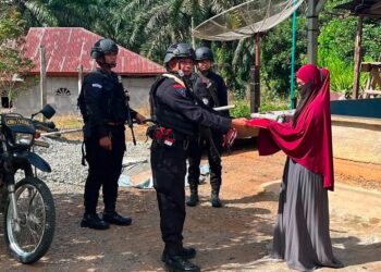 Jajaran Kepolisian Daerah Polda Aceh membagikan bendera Merah Putih secara langsung kepada masyarakat KETIKKABARcom Jajaran Kepolisian Daerah Polda Aceh membagikan bendera Merah Putih secara langsung kepada masyarakat