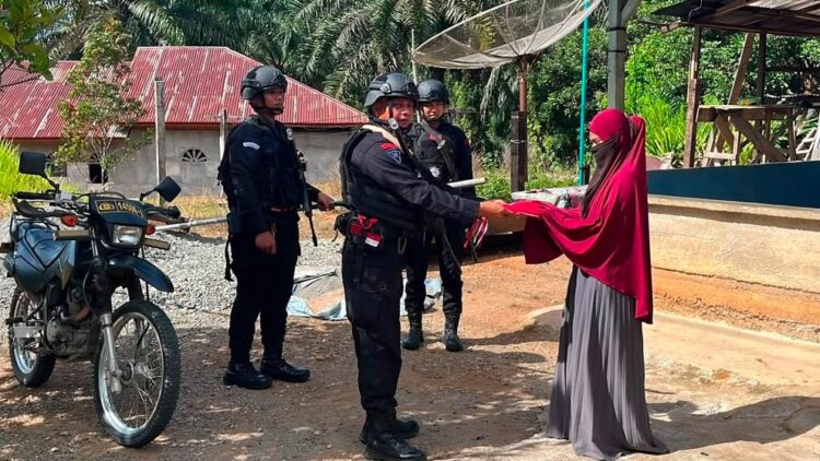 Jajaran Kepolisian Daerah Polda Aceh membagikan bendera Merah Putih secara langsung kepada masyarakat KETIKKABARcom Jajaran Kepolisian Daerah Polda Aceh membagikan bendera Merah Putih secara langsung kepada masyarakat