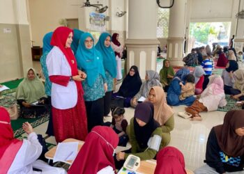 Wakil Ketua I TP-PKK Aceh Besar, Hj. Nurul Fazli, S.Ag melihat langsung kegiatan integrasi pelacakan TBC dalam program Cek Kesehatan Gratis (CKG) di Gampong Lampeneurut Ujong Blang, Kecamatan Darul Imarah, Aceh Besar, Rabu (13/8/2026). FOTO/ MC ACEH BESAR