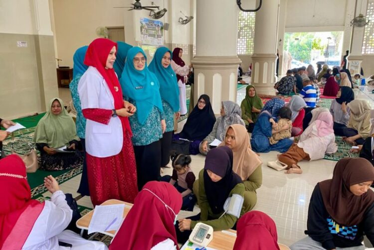 Wakil Ketua I TP PKK Aceh Besar Hj Nurul Fazli SAg melihat langsung kegiatan integrasi pelacakan TBC dalam program Cek Kesehatan Gratis CKG di Gampong Lampeneurut Ujong Blang Kecamatan Darul Imarah Aceh Besar Rabu 1382026 FOTO MC ACEH BESAR