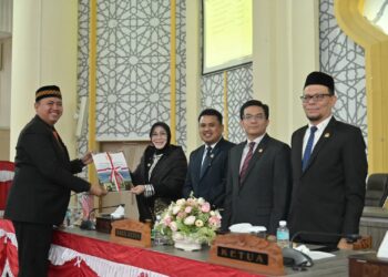 Banggar Dewan, Tuanku Muhammad menyampaikan berbagai masukan, catatan strategis, serta rekomendasi terhadap Rancangan Kebijakan Umum Prioritas dan Plafon Anggaran Sementara (RKUA-PPAS) Anggaran Pendapatan dan Belanja Kota (APBK) Tahun Anggaran 2027, dalam Rapat Paripurna yang dilangsungkan di Ruang Utama Gedung DPRK Banda Aceh pada Kamis (13/8/2026).