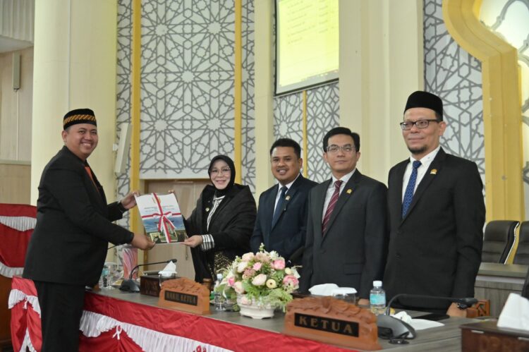 WhatsApp Image 20260813 at 202033 KETIKKABARcom Banggar Dewan Tuanku Muhammad menyampaikan berbagai masukan catatan strategis serta rekomendasi terhadap Rancangan Kebijakan Umum Prioritas dan Plafon Anggaran Sementara RKUA PPAS Anggaran Pendapatan dan Belanja Kota APBK Tahun Anggaran 2027 dalam Rapat Paripurna yang dilangsungkan di Ruang Utama Gedung DPRK Banda Aceh pada Kamis 1382026
