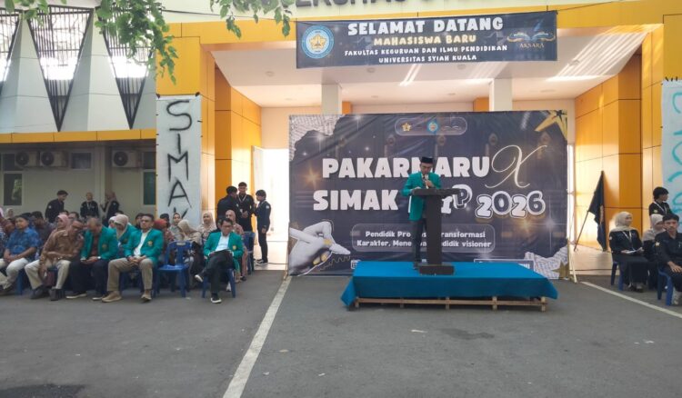 Wakil Dekan Bidang Kemahasiswaan Alumni dan Kemitraan FKIP USK Prof Dr Asnawi SPd MEd saat membacakan laporan kepanitiaan kegiatan Pembinaan Akademik dan Karakter Mahasiswa Baru PAKARMARU serta Silaturahmi Mahasiswa Aneuk Keguruan SIMAK FKIP USK Tahun 2026 di Stadion Mini USK pada Sabtu 1582026 KETIKKABARcom Wakil Dekan Bidang Kemahasiswaan Alumni dan Kemitraan FKIP USK Prof Dr Asnawi SPd MEd saat membacakan laporan kepanitiaan kegiatan Pembinaan Akademik dan Karakter Mahasiswa Baru PAKARMARU serta Silaturahmi Mahasiswa Aneuk Keguruan SIMAK FKIP USK Tahun 2026 di Stadion Mini USK pada Sabtu 1582026