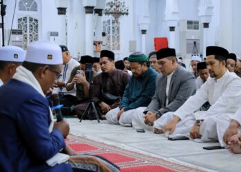 Bupati Aceh Besar H. Muharram Idris menghadiri Zikir dan Doa bersama dalam rangka memperingati Hari Damai Aceh XXI, di Masjid Raya Baiturrahman, Banda Aceh, Jumat (14/8/2026) malam. FOTO/ MC ACEH BESAR
