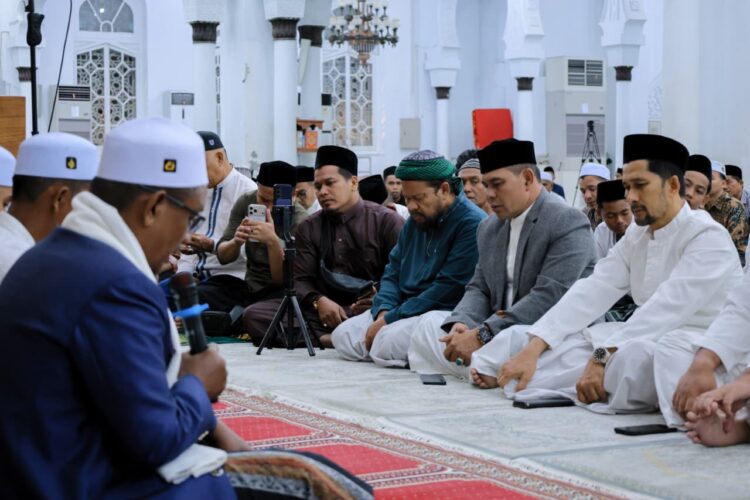 Bupati Aceh Besar H Muharram Idris menghadiri Zikir dan Doa bersama dalam rangka memperingati Hari Damai Aceh XXI di Masjid Raya Baiturrahman Banda Aceh Jumat 1482026 malam FOTO MC ACEH BESAR KETIKKABARcom Bupati Aceh Besar H Muharram Idris menghadiri Zikir dan Doa bersama dalam rangka memperingati Hari Damai Aceh XXI di Masjid Raya Baiturrahman Banda Aceh Jumat 1482026 malam FOTO MC ACEH BESAR