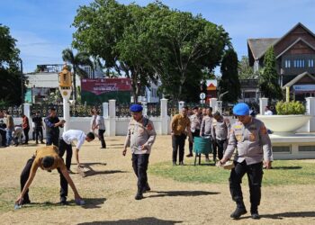 Personel Polda Aceh yang dipimpin Wakapolda Aceh Brigjen Pol. Ari Wahyu Widodo turun langsung membersihkan sisa sampah setelah pelaksanaan zikir dalam rangka memperingati Hari Damai Aceh (HDA) ke-21 di Masjid Raya Baiturrahman, Banda Aceh, Sabtu, 15 Agustus 2026.