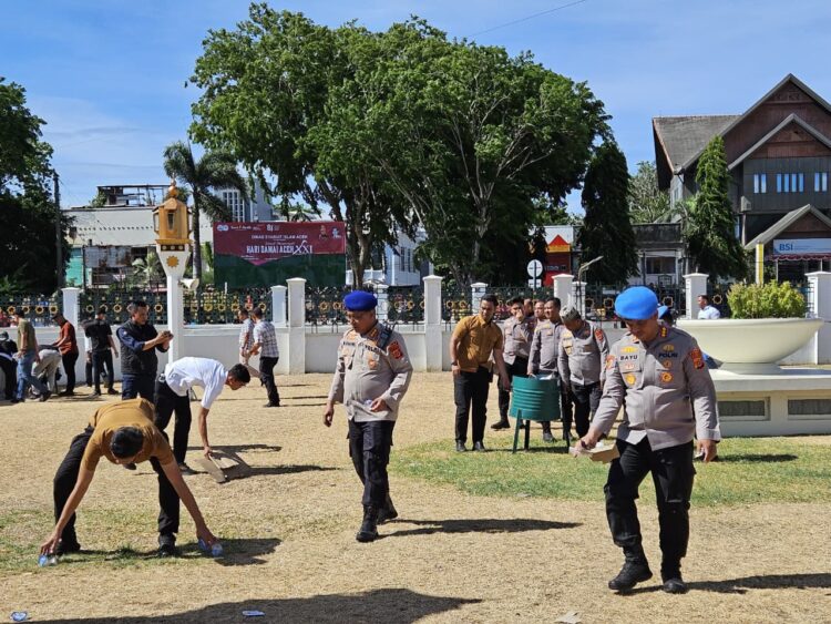 Personel Polda Aceh yang dipimpin Wakapolda Aceh Brigjen Pol Ari Wahyu Widodo turun langsung membersihkan sisa sampah setelah pelaksanaan zikir dalam rangka memperingati Hari Damai Aceh HDA ke21 di Masjid Raya Baiturrahman Banda Aceh Sabtu 15 Agustus 2026 KETIKKABARcom Personel Polda Aceh yang dipimpin Wakapolda Aceh Brigjen Pol Ari Wahyu Widodo turun langsung membersihkan sisa sampah setelah pelaksanaan zikir dalam rangka memperingati Hari Damai Aceh HDA ke 21 di Masjid Raya Baiturrahman Banda Aceh Sabtu 15 Agustus 2026