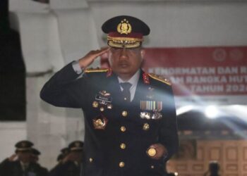 Kapolda Aceh Irjen Pol. Ruddi Setiawan mengikuti apel kehormatan dan renungan suci yang digelar di Taman Makam Pahlawan (TMP) Banda Aceh, Kecamatan Baiturrahman, Kota Banda Aceh, Minggu malam, 16 Agustus 2026.