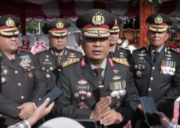 Kapolda Aceh Irjen Pol. Ruddi Setiawan mengikuti upacara peringatan Hari Ulang Tahun (HUT) ke-81 Kemerdekaan Republik Indonesia yang digelar di Lapangan Blang Padang, Kota Banda Aceh, Senin, 17 Agustus 2026.