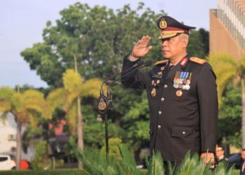Wakapolda Aceh Brigjen Pol. Ari Wahyu Widodo bertindak sebagai inspektur upacara (Irup) pada upacara pengibaran bendera Merah Putih dalam rangka memperingati Hari Ulang Tahun (HUT) ke-81 Kemerdekaan Republik Indonesia di Mapolda Aceh, Senin, 17 Agustus 2026.