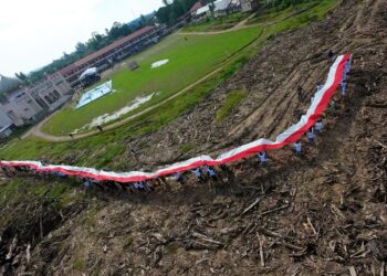 BSI bersama relawan, santri, dan masyarakat mengikuti upacara di Pondok Pesantren Darul Mukhlisin, ditandai dengan pengibaran bendera Merah Putih sepanjang 81 meter sebagai simbol persatuan dan semangat untuk terus bangkit.