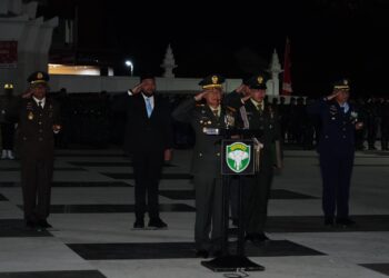 Pangdam IM) Mayor Jenderal TNI Joko Hadi Susilo, S.I.P. memimpin pelaksanaan Apel Kehormatan dan Renungan Suci (AKRS) dalam rangka memperingati Hari Ulang Tahun (HUT) ke-81 Kemerdekaan Republik Indonesia., di Taman Makam Pahlawan (TMP) Banda Aceh, Kecamatan Baiturrahman, Kota Banda Aceh, Minggu (16/8/2026) malam.