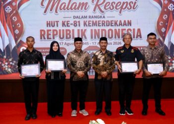 Bupati Aceh Besar H. Muharram Idris menyerahkan sertifkat penghargaan kepada anggota Parkibraka pada Malam Resepsi Kenegaraan HUT ke-81 Kemerdekaan RI di Meuligoe Bupati Aceh Besar, Kota Jantho, Senin (17/8/2026) malam. FOTO/ MC ACEH BESAR