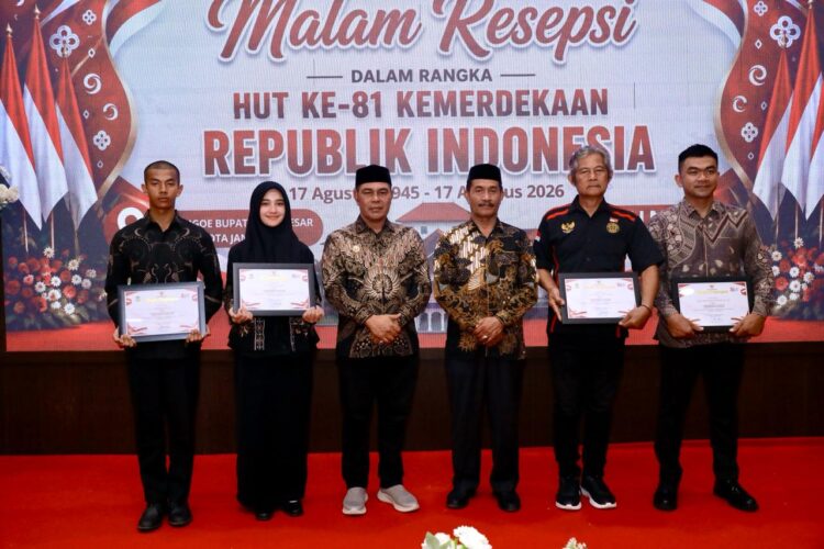 Bupati Aceh Besar H Muharram Idris menyerahkan sertifkat penghargaan kepada anggota Parkibraka pada Malam Resepsi Kenegaraan HUT ke81 Kemerdekaan RI di Meuligoe Bupati Aceh Besar Kota Jantho Senin 1782026 malam FOTO MC ACEH BESAR KETIKKABARcom Bupati Aceh Besar H Muharram Idris menyerahkan sertifkat penghargaan kepada anggota Parkibraka pada Malam Resepsi Kenegaraan HUT ke 81 Kemerdekaan RI di Meuligoe Bupati Aceh Besar Kota Jantho Senin 1782026 malam FOTO MC ACEH BESAR