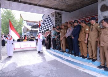 Wakil Bupati Aceh Besar Drs H Syukri A Jalil, melepas konvoi karnaval HUT ke-81 RI, di halaman Disdikbud Aceh Besar, Kota Jantho, Selasa (18/8/2026). FOTO/ PROKOPIM PEMKAB ACEH BESAR
