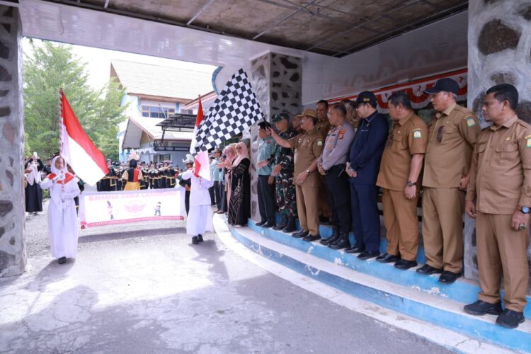 Wakil Bupati Aceh Besar Drs H Syukri A Jalil melepas konvoi karnaval HUT ke 81 RI di halaman Disdikbud Aceh Besar Kota Jantho Selasa 1882026 FOTO PROKOPIM PEMKAB ACEH BESAR