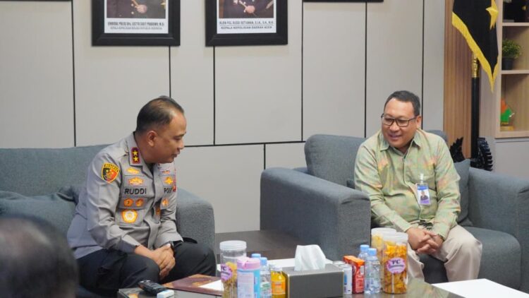 Kapolda Aceh Irjen Pol Ruddi Setiawan menerima kunjungan silaturahmi Kepala Perwakilan Bank Indonesia BI Provinsi Aceh di ruang kerjanya Selasa 1882026 KETIKKABARcom Kapolda Aceh Irjen Pol Ruddi Setiawan menerima kunjungan silaturahmi Kepala Perwakilan Bank Indonesia BI Provinsi Aceh di ruang kerjanya Selasa 1882026
