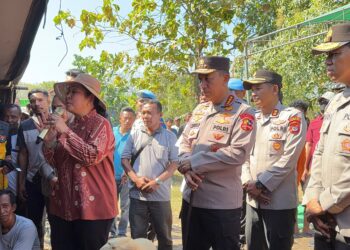 Kapolri Jenderal Polisi Drs. Listyo Sigit Prabowo, M.Si., bersama Ketua Komisi IV DPR RI Siti Hediati Hariyadi, S.E., melakukan kunjungan kerja ke Posko Pengungsian Ronting, Desa Satar Kampas, Kecamatan Lamba Leda Utara, Kabupaten Manggarai Timur, Nusa Tenggara Timur, Selasa (18/8/2026).