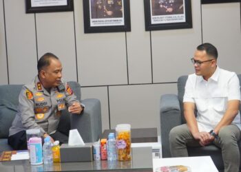 Kapolda Aceh Irjen Pol. Ruddi Setiawan menerima kunjungan silaturahmi Direktur Utama PT Pembangunan Aceh (PEMA) Faisal Ilyas di ruang kerjanya, Selasa (18/8/2026).