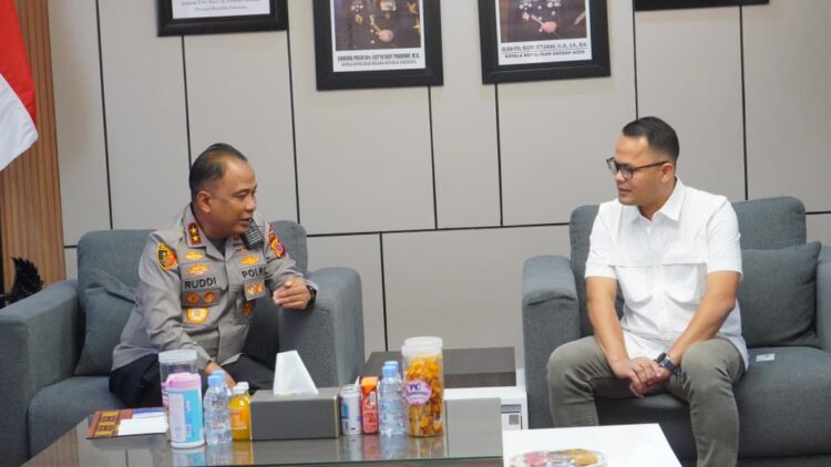 Kapolda Aceh Irjen Pol Ruddi Setiawan menerima kunjungan silaturahmi Direktur Utama PT Pembangunan Aceh PEMA Faisal Ilyas di ruang kerjanya Selasa 1882026 KETIKKABARcom Kapolda Aceh Irjen Pol Ruddi Setiawan menerima kunjungan silaturahmi Direktur Utama PT Pembangunan Aceh PEMA Faisal Ilyas di ruang kerjanya Selasa 1882026
