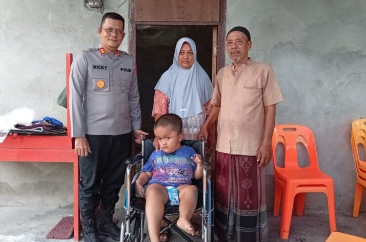 Kapolres Aceh Selatan AKBP T Ricki Fadlianshah turun langsung menyerahkan bantuan kemanusiaan berupa kursi roda kepada Ikram 7 seorang anak penyandang disabilitas di Gampong Lhok Pawoh Kecamatan Sawang Kabupaten Aceh Selatan Selasa 1882026 KETIKKABARcom Kapolres Aceh Selatan AKBP T Ricki Fadlianshah turun langsung menyerahkan bantuan kemanusiaan berupa kursi roda kepada Ikram 7 seorang anak penyandang disabilitas di Gampong Lhok Pawoh Kecamatan Sawang Kabupaten Aceh Selatan Selasa 1882026