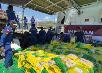 Bantuan logistik dari Kapolri Jenderal Polisi Listyo Sigit Prabowo bagi masyarakat terdampak gempa bumi di daratan Pulau Flores, Nusa Tenggara Timur. Doc. Ist