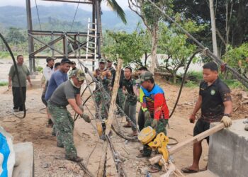 Personel Babinsa jajaran Kodim 0108/Agara bersama Yon TP 855/RD dan masyarakat setempat bahu-membahu mempercepat pembangunan Jembatan Gantung Perintis Garuda yang menghubungkan Desa Lawe Ger Ger dengan Desa Lawe Pinis, Kecamatan Ketambe, Aceh Tenggara, Rabu (19/8/2026).