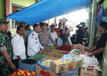 Wakil Wali Kota Sabang Suradji Junus bersama unsur Forkopimda yang terdiri dari Dandim 0112/Sabang Letkol Arm Moh. Zaenal Arifin dan Kapolres Sabang AKBP Ahmad Faisal Pasaribu melaksanakan peninjauan langsung ke Pasar Induk Kota Sabang, Rabu (19/8/2026).