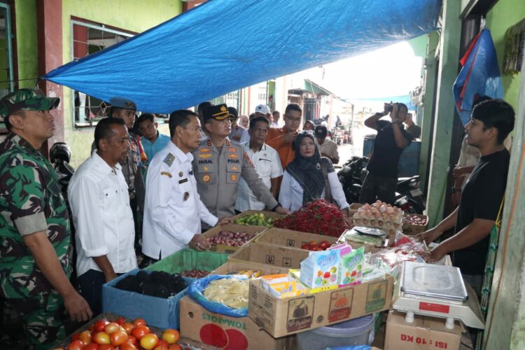 Wakil Wali Kota Sabang Suradji Junus bersama unsur Forkopimda yang terdiri dari Dandim 0112Sabang Letkol Arm Moh Zaenal Arifin dan Kapolres Sabang AKBP Ahmad Faisal Pasaribu melaksanakan peninjauan langsung ke Pasar Induk Kota Sabang Rabu 1982026