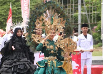 Kemeriahan peringatan Hari Ulang Tahun (HUT) ke-81 Republik Indonesia di Kota Sabang diwarnai dengan pawai karnaval meriah yang melibatkan ribuan pelajar, Kamis (20/8/2026).