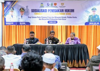 Wakil Bupati Aceh Besar, Drs. Syukri A Jalil, menghadiri sosialisasi peredaran rokok ilegal yang digelar Satpol PP dan WH Aceh Besar bekerja sama dengan Bea Cukai di The Pade Hotel, Lampeunerut, Aceh Besar, Kamis (20/8/2026). FOTO/MC ACEH BESAR