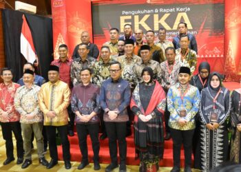 Wamendagri Dr. Bima Arya Sugiato foto bersama pada pengukuhan dan rapat Forum Komunikasi Kabupaten/Kota se-Aceh (FKKA), di Anjong Mon Mata, Kompleks Meuligoe Gubernur Aceh, Banda Aceh, Rabu (19/8/2026) malam. FOTO/MC ACEH BESAR
