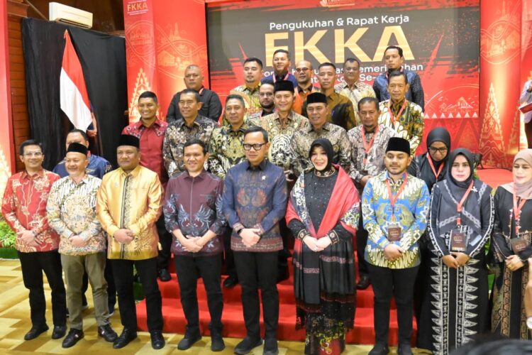 Wamendagri Dr Bima Arya Sugiato foto bersama pada pengukuhan dan rapat Forum Komunikasi KabupatenKota seAceh FKKA di Anjong Mon Mata Kompleks Meuligoe Gubernur Aceh Banda Aceh Rabu 1982026 malam FOTOMC ACEH BESAR KETIKKABARcom Wamendagri Dr Bima Arya Sugiato foto bersama pada pengukuhan dan rapat Forum Komunikasi KabupatenKota se Aceh FKKA di Anjong Mon Mata Kompleks Meuligoe Gubernur Aceh Banda Aceh Rabu 1982026 malam FOTOMC ACEH BESAR